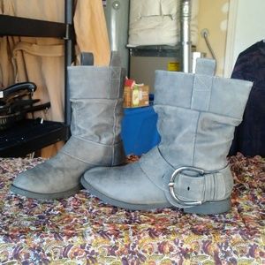 Sz 8.5 gray boots